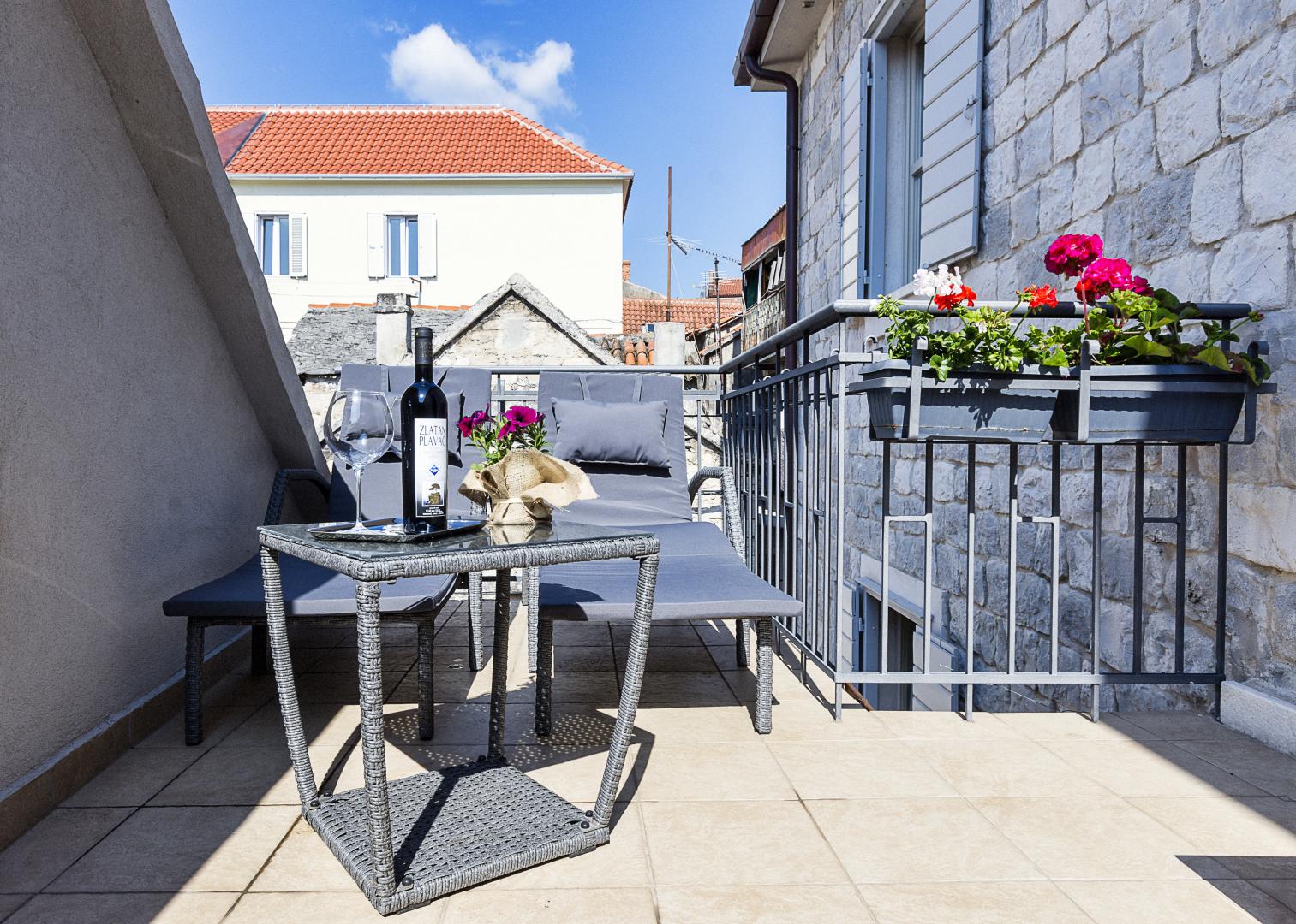 Marul – Balkon met bloemen, Split