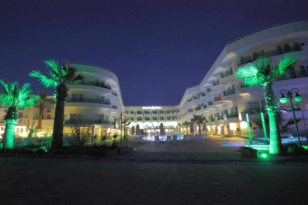 Dragut Point South – Hotel bij avond, Turgutreis