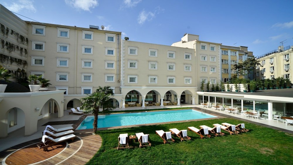 Holiday Inn Istanbul City – Zwembad en gevel, Istanbul