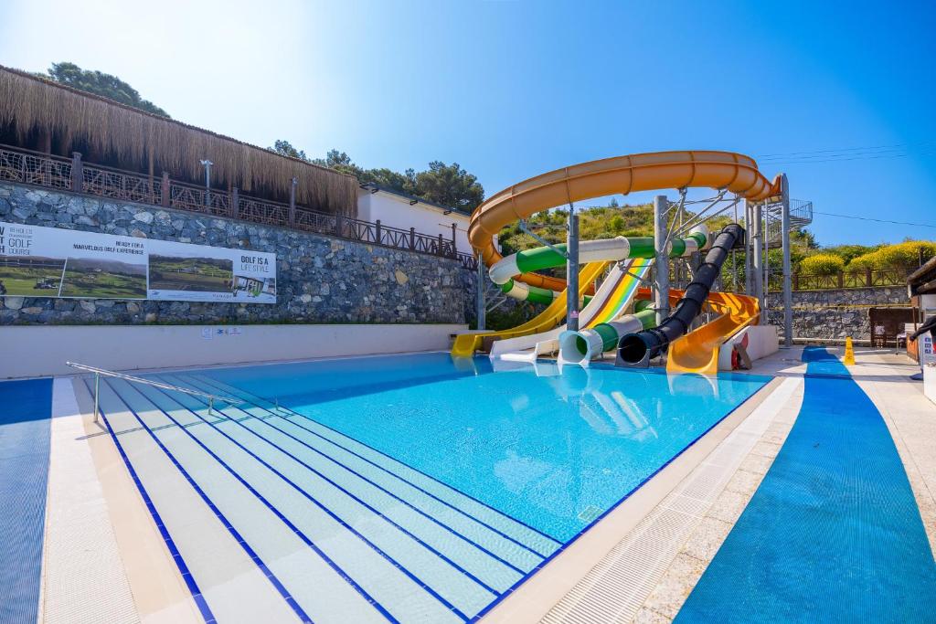 Ramada Hotel & Suites by Wyndham Kusadasi – Zwembad met glijbaan, Kusadasi