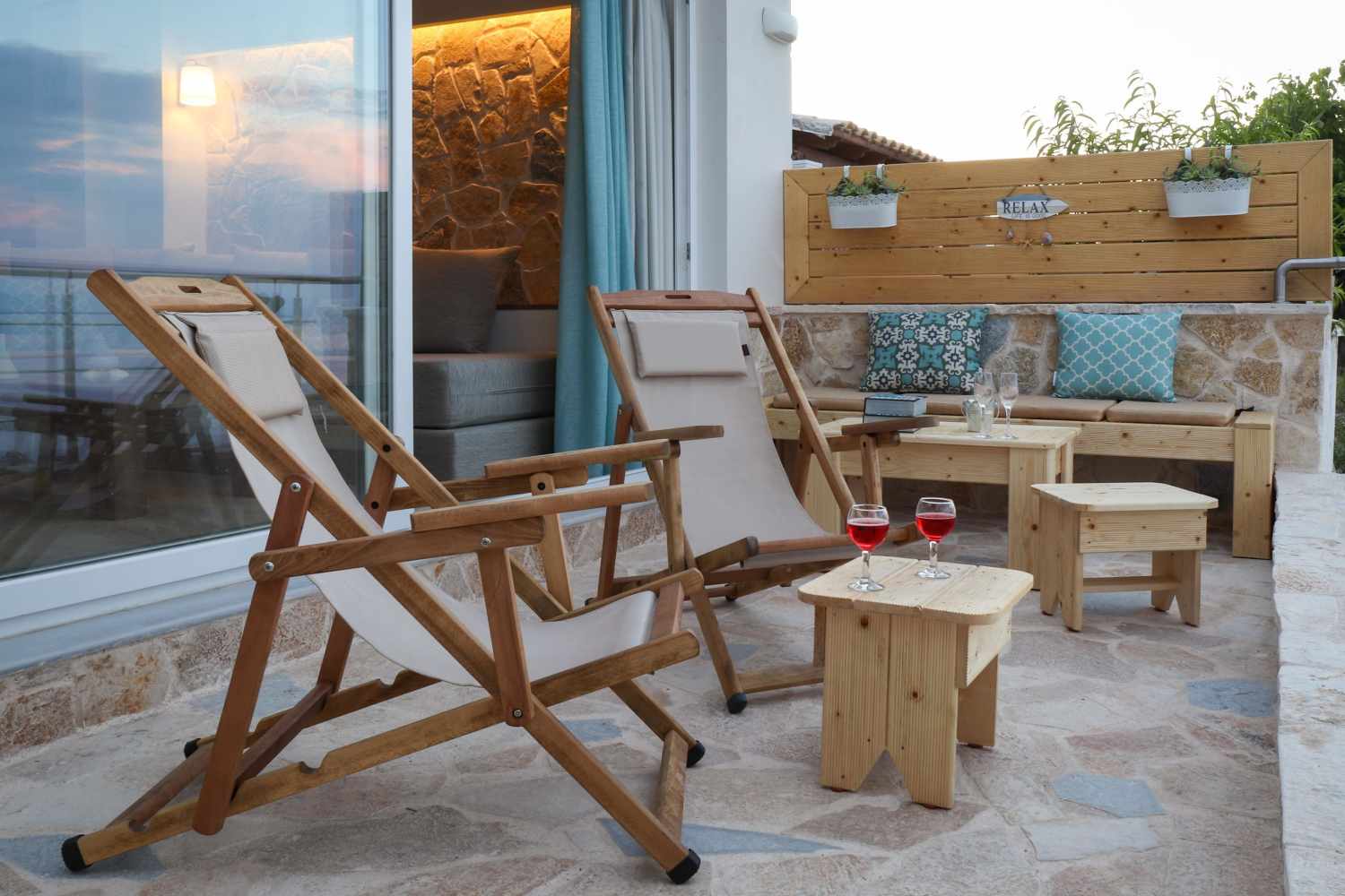 Ekati Mare Lifestyle Resort – Terras met ligstoelen, Kavos