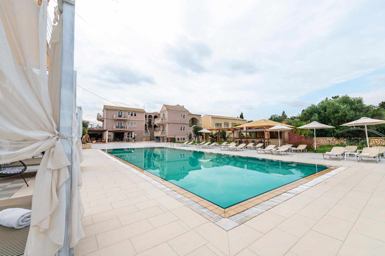 Ekati Mare Lifestyle Resort – Zwembad met ligbedden, Kavos