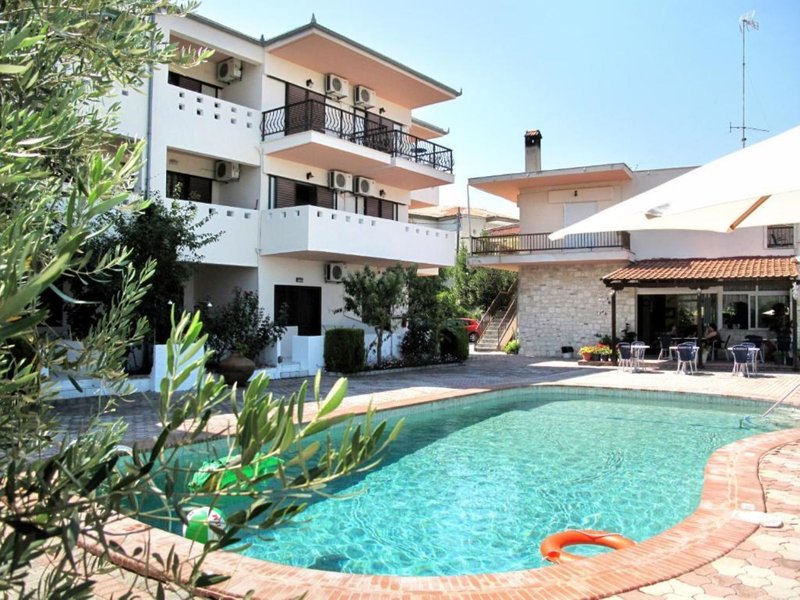 Hotel Skentos – Zwembad en gevel, Kryopigi