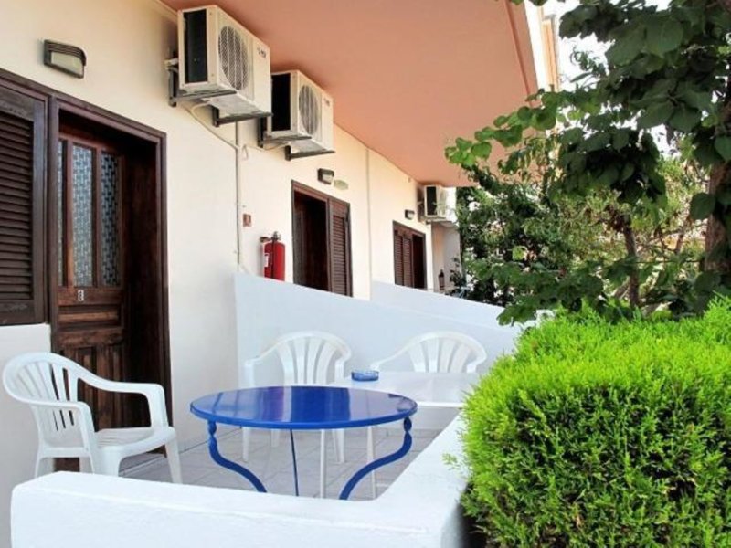 Hotel Skentos – Balkon met tafel, Kryopigi