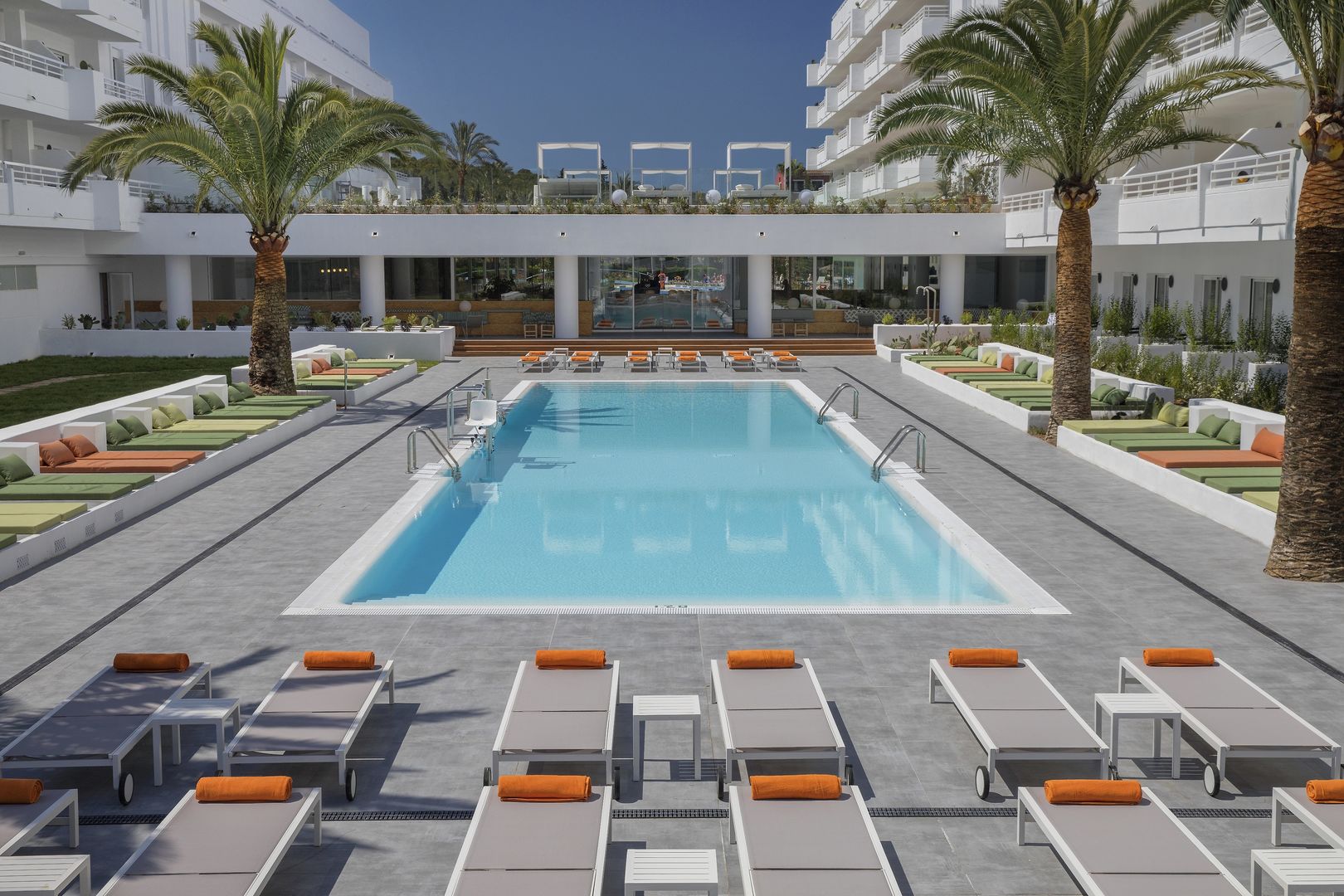 HM Martinique – Zwembad met ligbedden, Magaluf