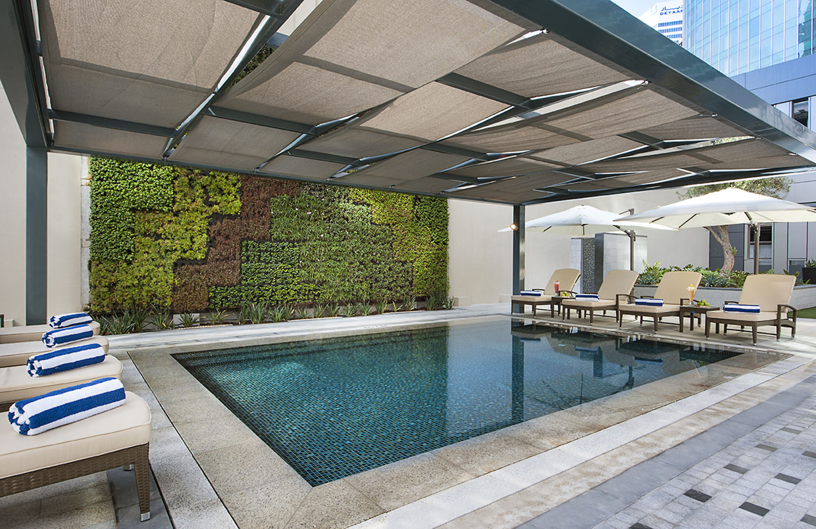 DAMAC Maison Cour Jardin – Zwembad met groene wand, Dubai