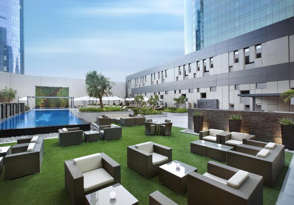 DAMAC Maison Cour Jardin – Tuin met loungemeubels, Dubai