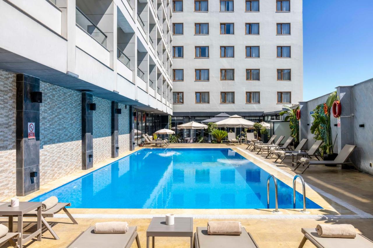 Ramada Hotel & Suites by Wyndham Istanbul Merter – Zwembad met ligbedden, Istanbul