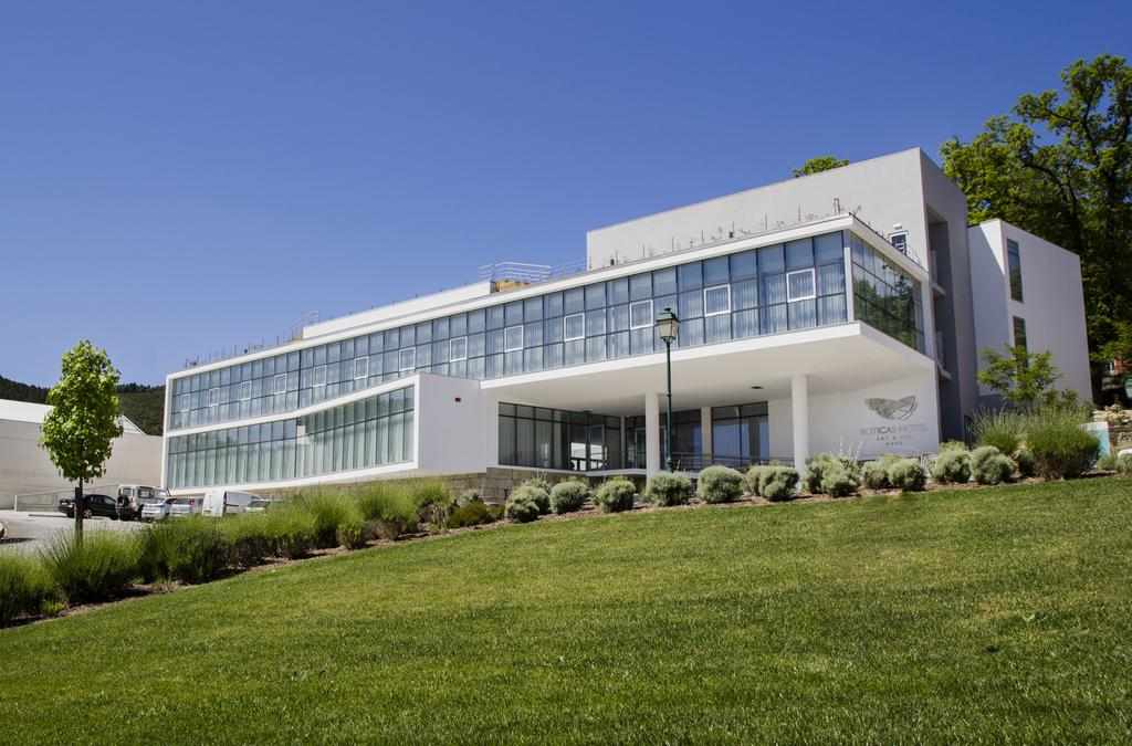 Boticas Hotel - Art & Spa – Moderne hotelgevel met gras, Boticas