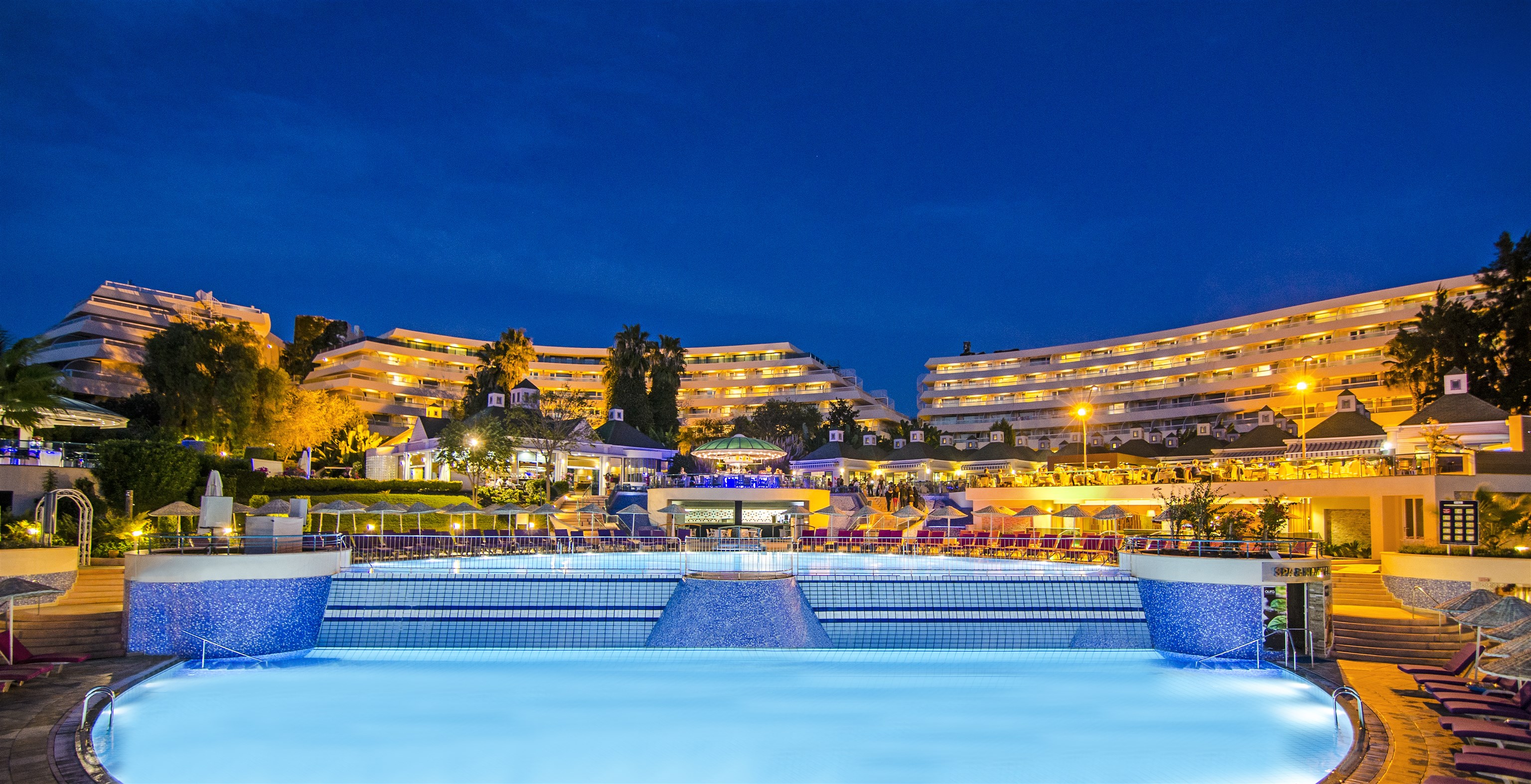 The Grand Blue Sky International – Zwembad bij avond, Kusadasi