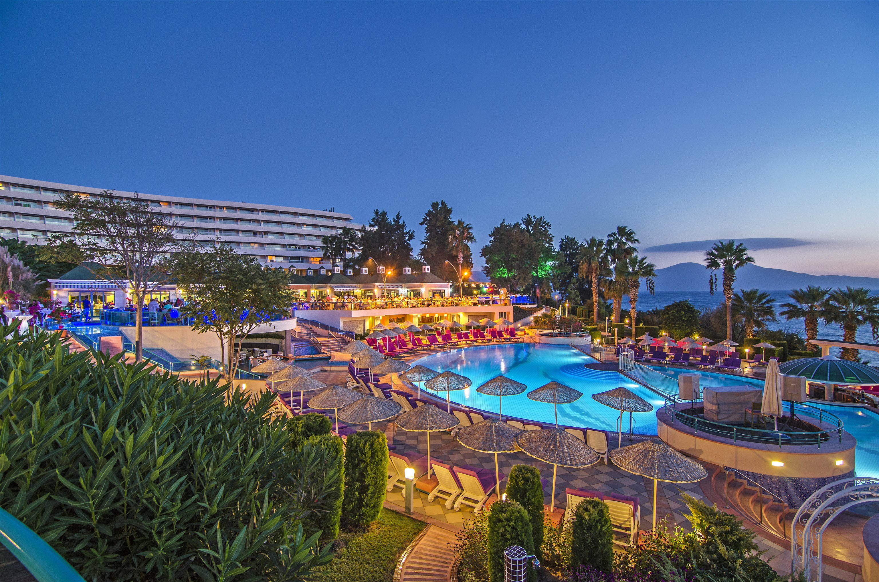 The Grand Blue Sky International – Zwembad bij zonsondergang, Kusadasi