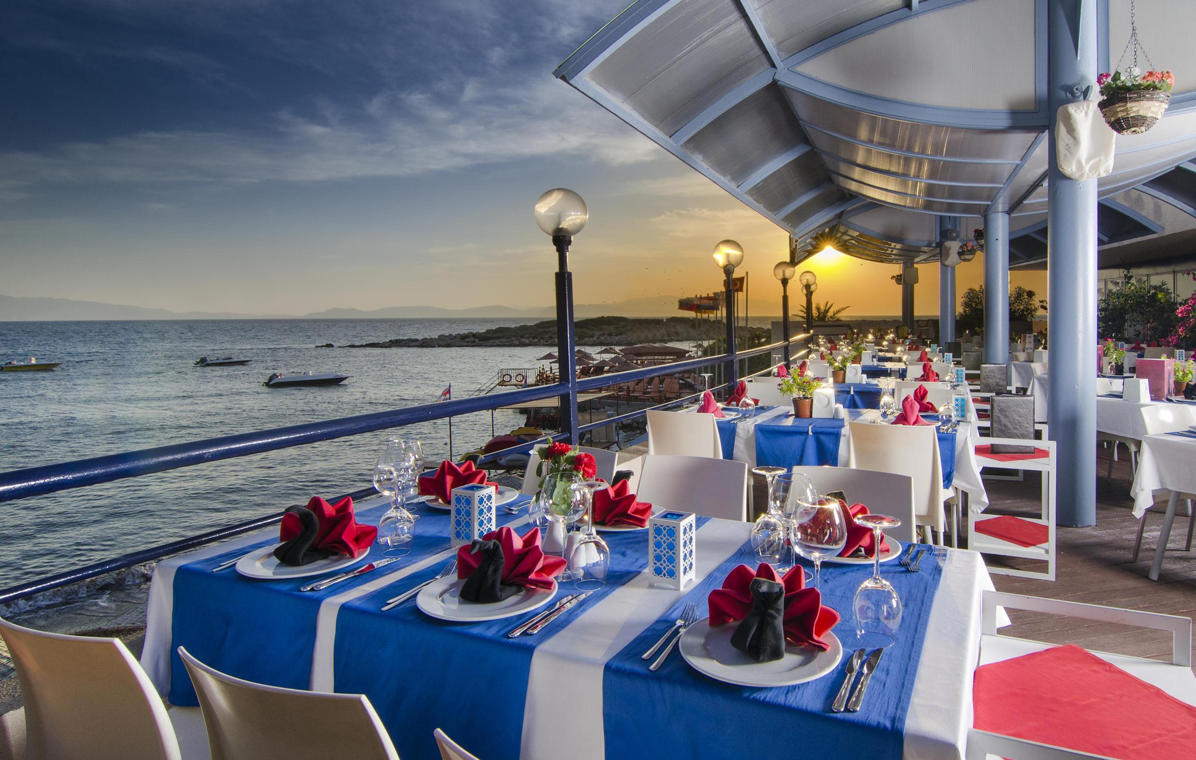 The Grand Blue Sky International – Terras aan zee, Kusadasi