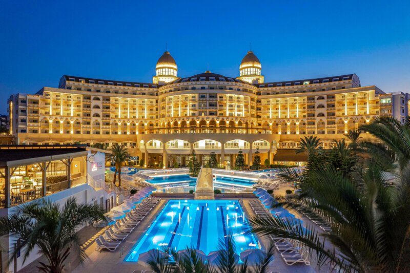 Sidemarin Kirman Premium – Resort bij avond, Side