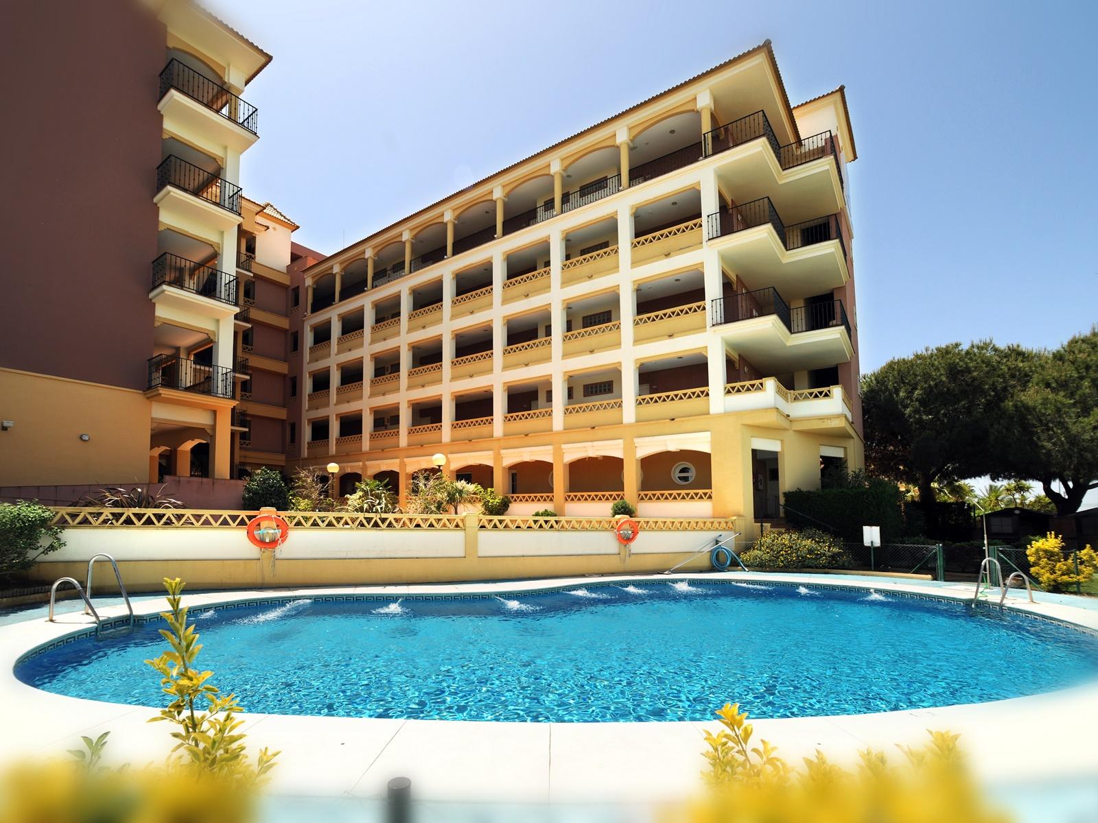 Apartamentos Leo Canela cover
