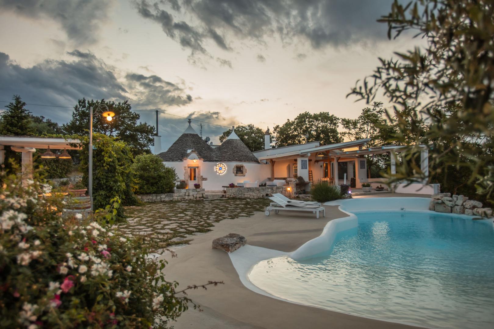 Trulli Terra Magica B&B – Zwembad bij schemering, Putignano
