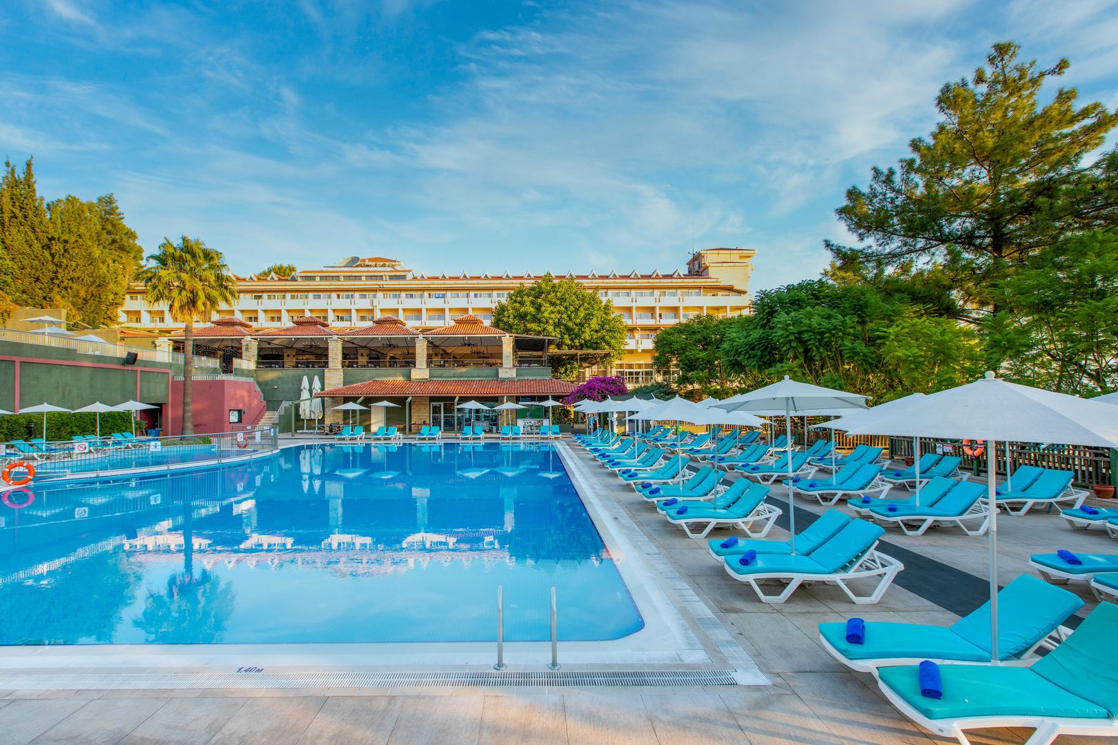 Labranda Mares Marmaris Hotel – Zwembad met ligbedden en hotel, Marmaris