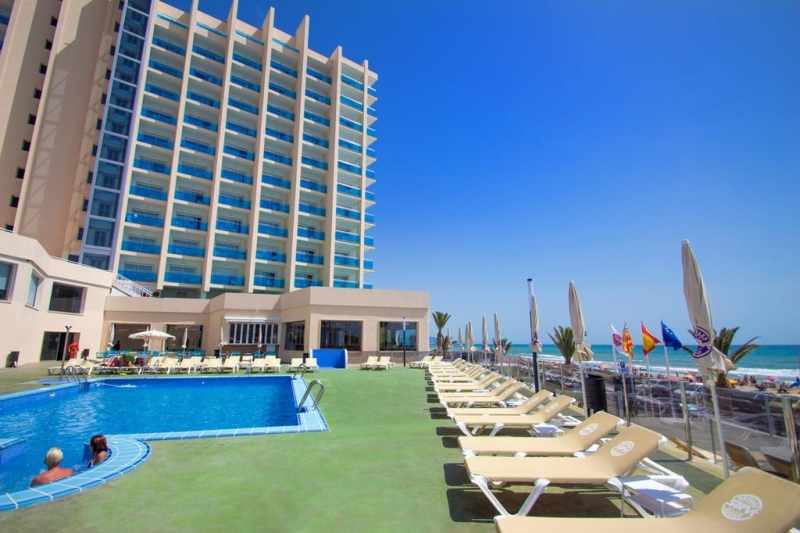 Hotel Servigroup Koral Beach – Zwembad met ligbedden en strand, Oropesa del Mar