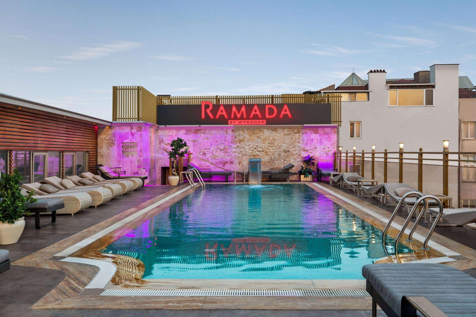 Ramada by Wyndham Istanbul Pera – Dakzwembad bij avond, Istanbul