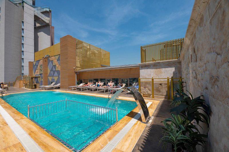 Ramada by Wyndham Istanbul Pera – Dakzwembad met ligbedden, Istanbul