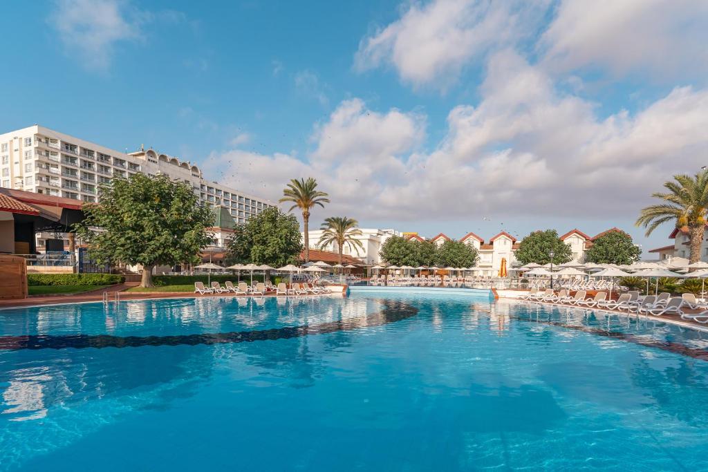 Salamis Bay Conti Resort Hotel & Casino – Zwembad met tuin, Agios Sergios