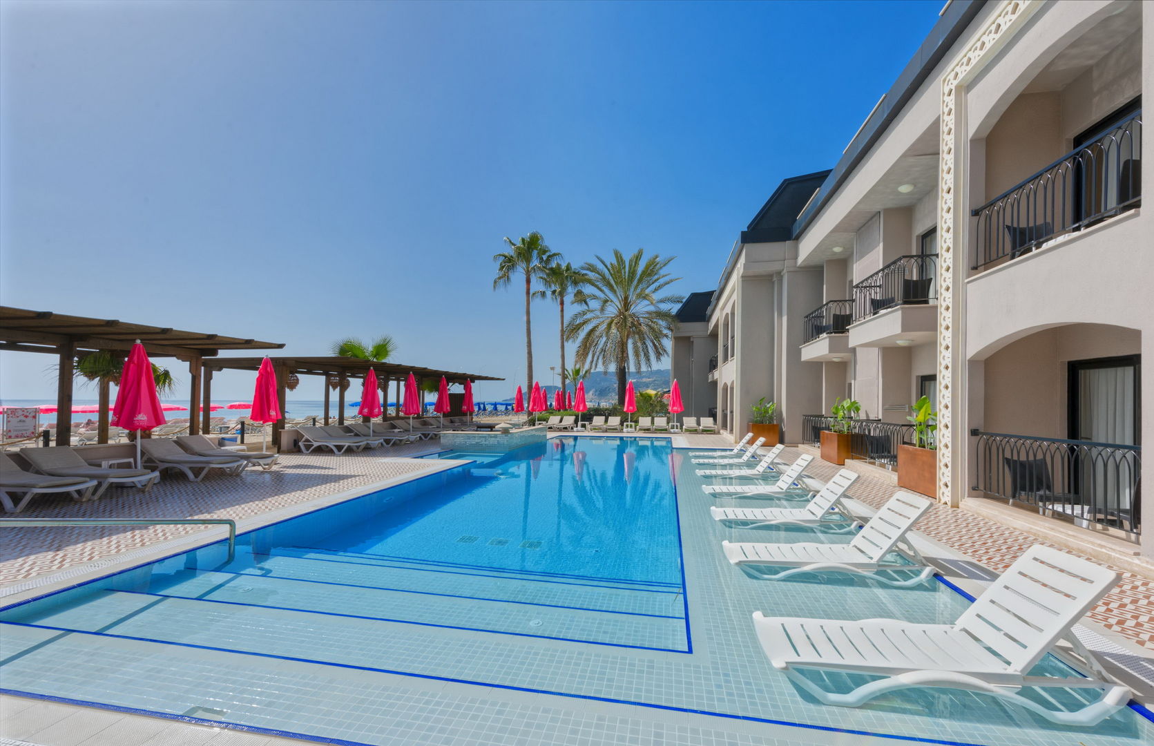 Alaaddin Beach Hotel – Zwembad met ligbedden, Alanya