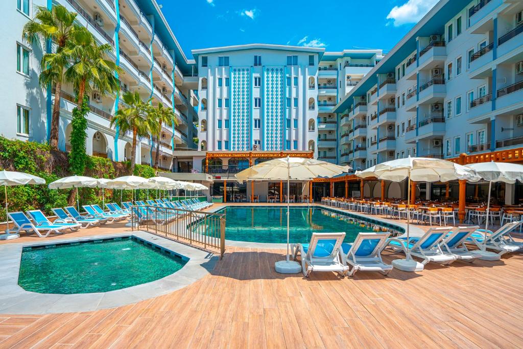 Blue Star Hotel – Zwembad met parasols, Alanya