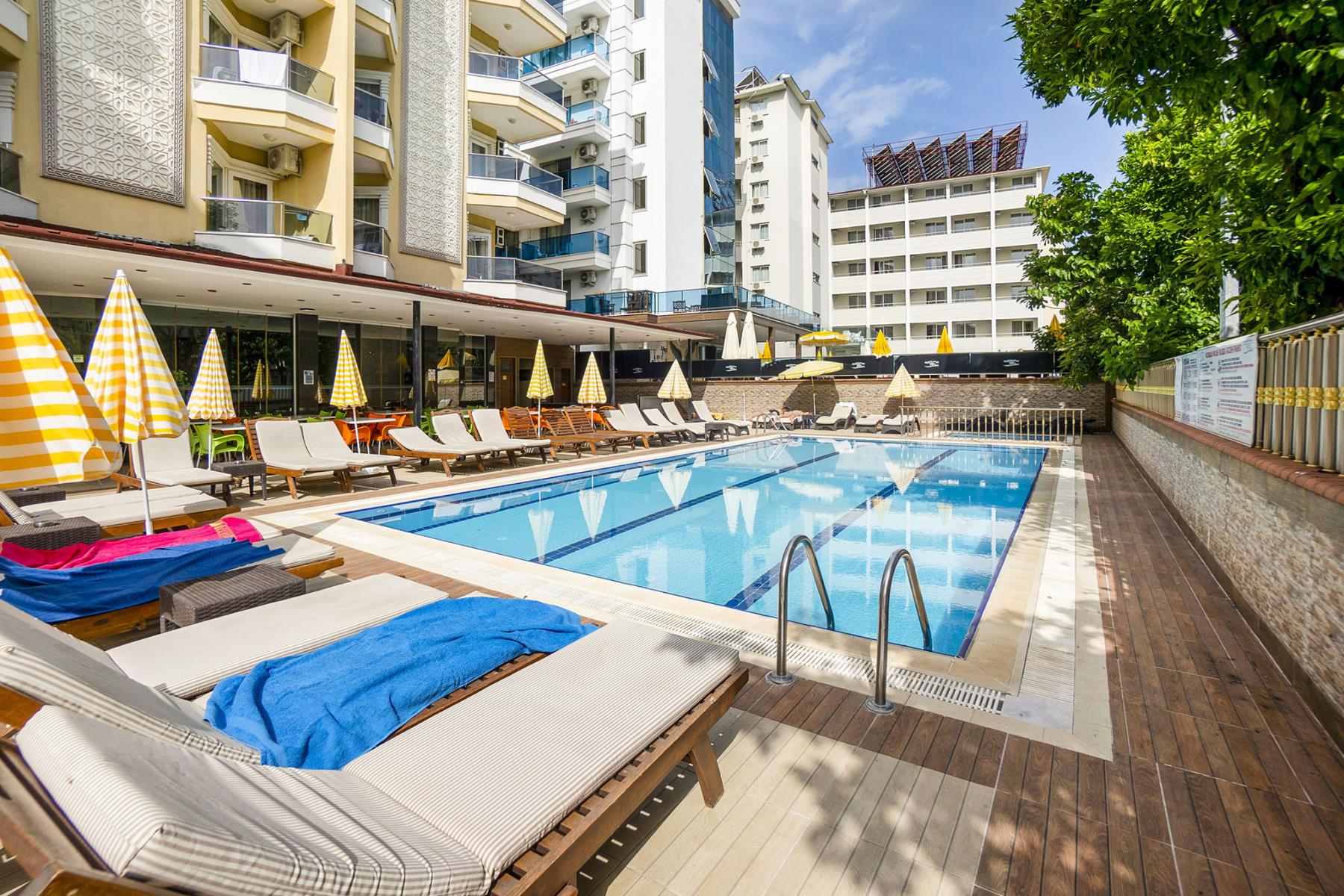 Kleopatra Ada Beach – Zwembad met ligbedden, Alanya