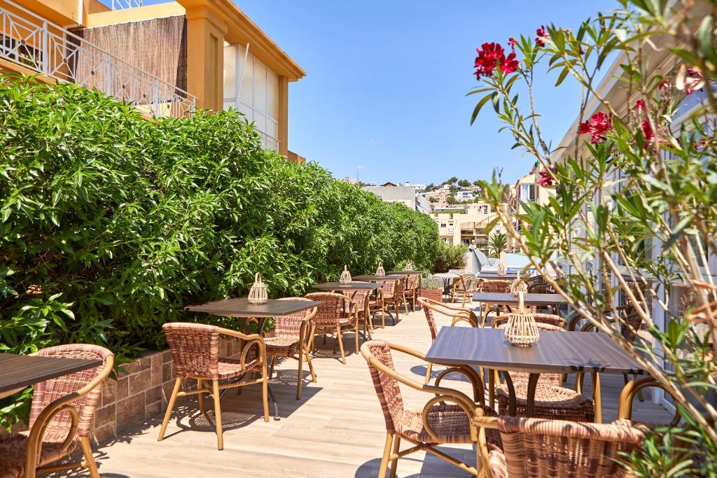 Hotel Santa Ponsa Pins – Terras met bloemen, Santa Ponsa