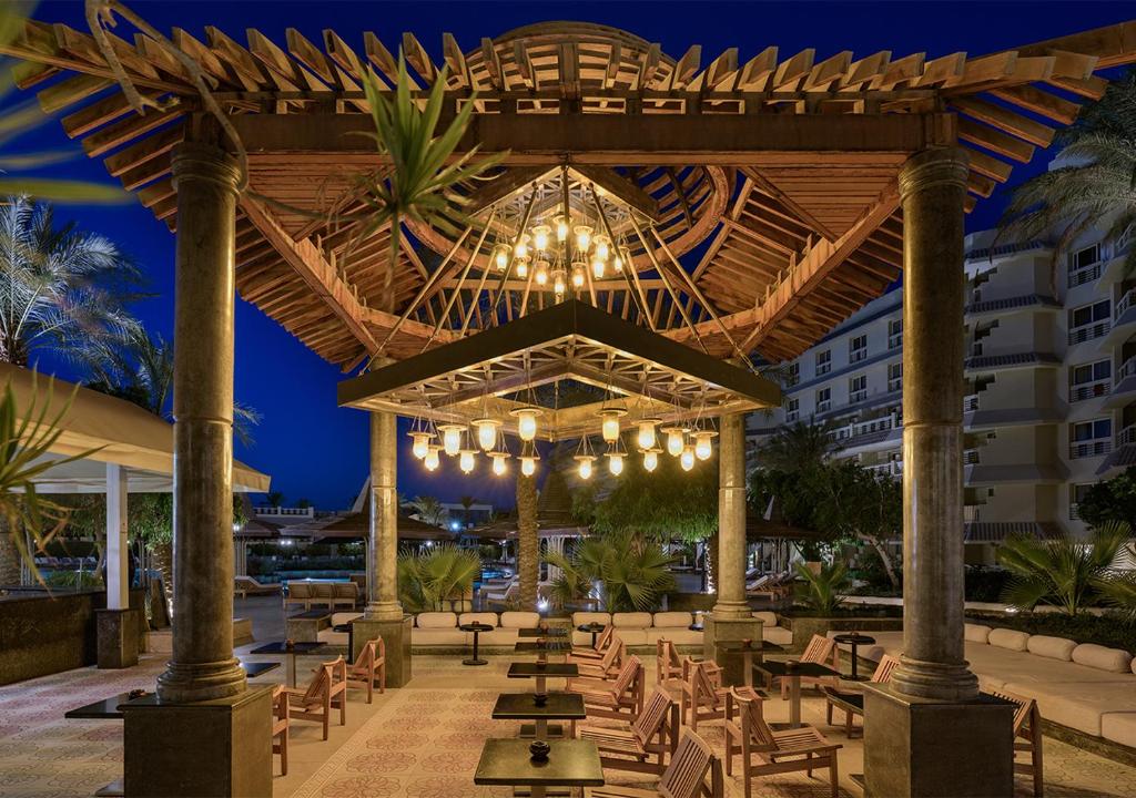 Sindbad Club – Terras bij avond, Hurghada