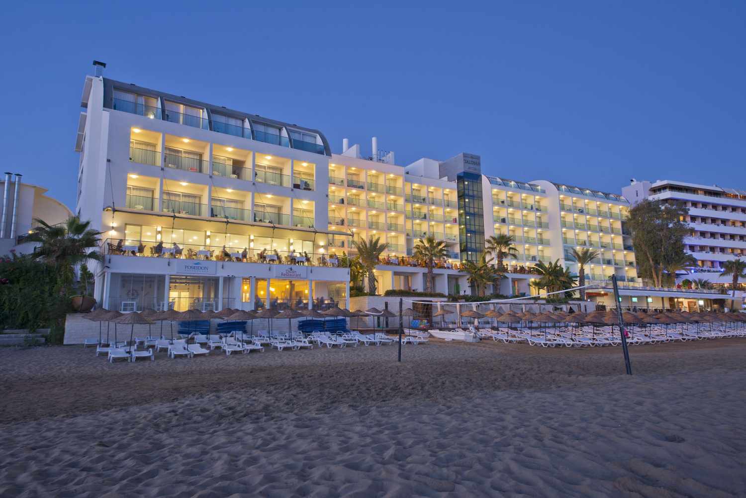 Yalihan Una – Hotel bij avond, Avsallar