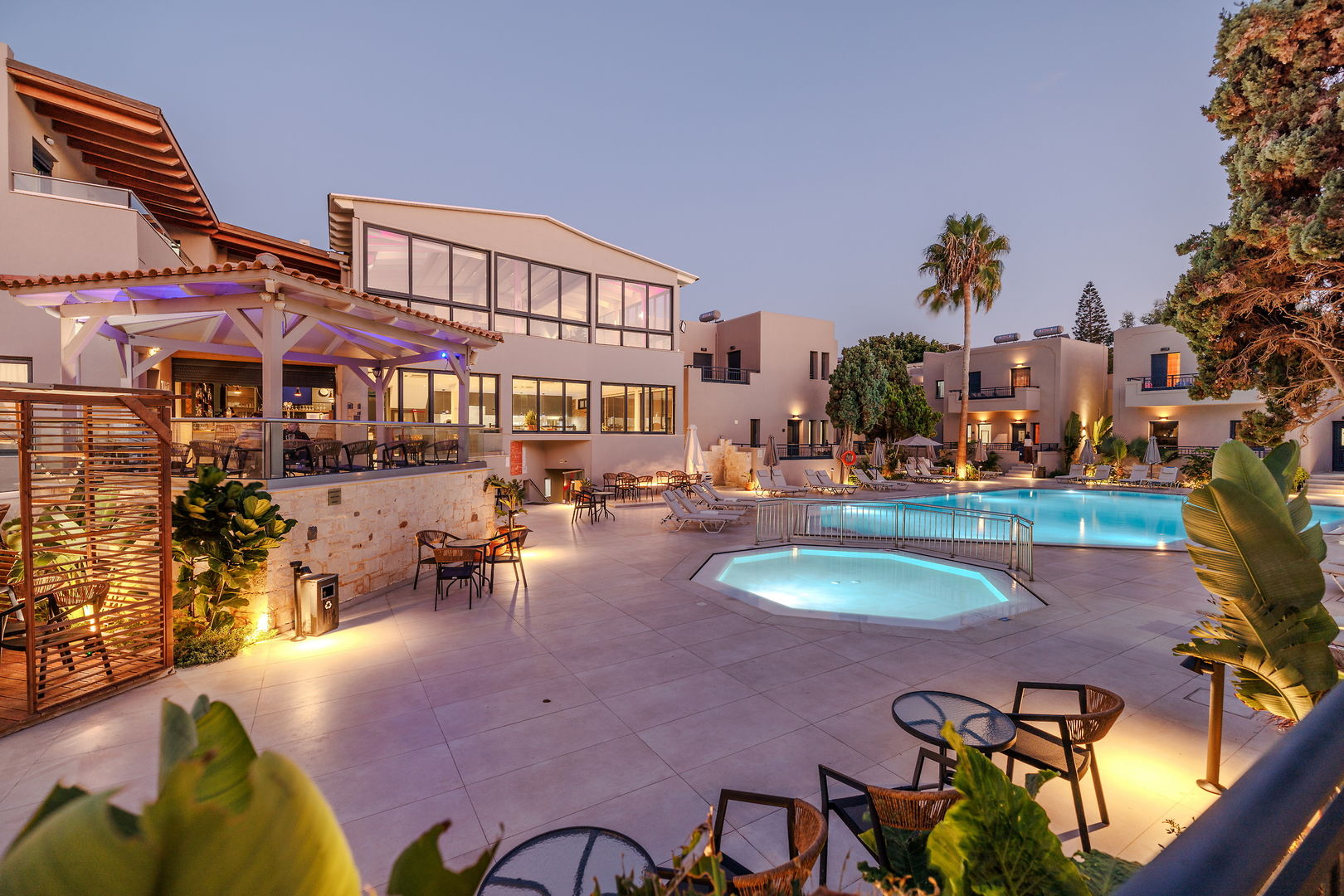 Blue Aegean Hotel & Suites – Terras bij avond, Heraklion