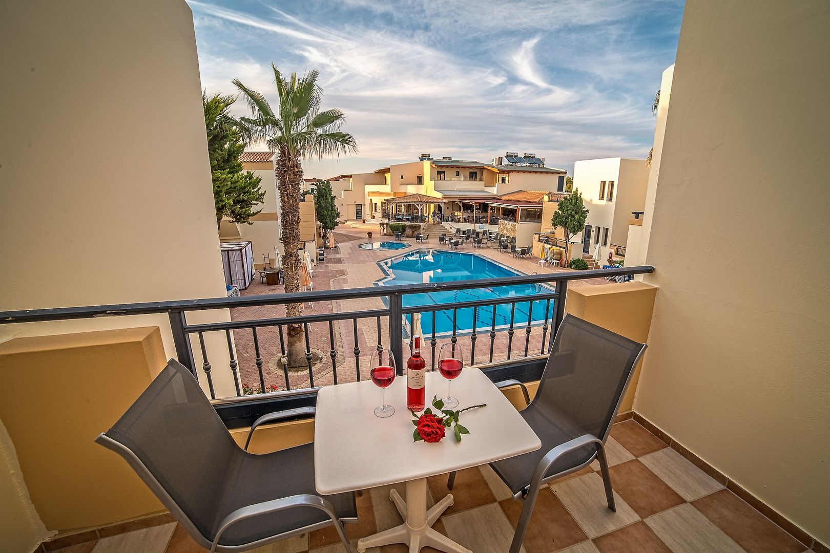 Blue Aegean Hotel & Suites – Balkon met zwembadzicht, Heraklion