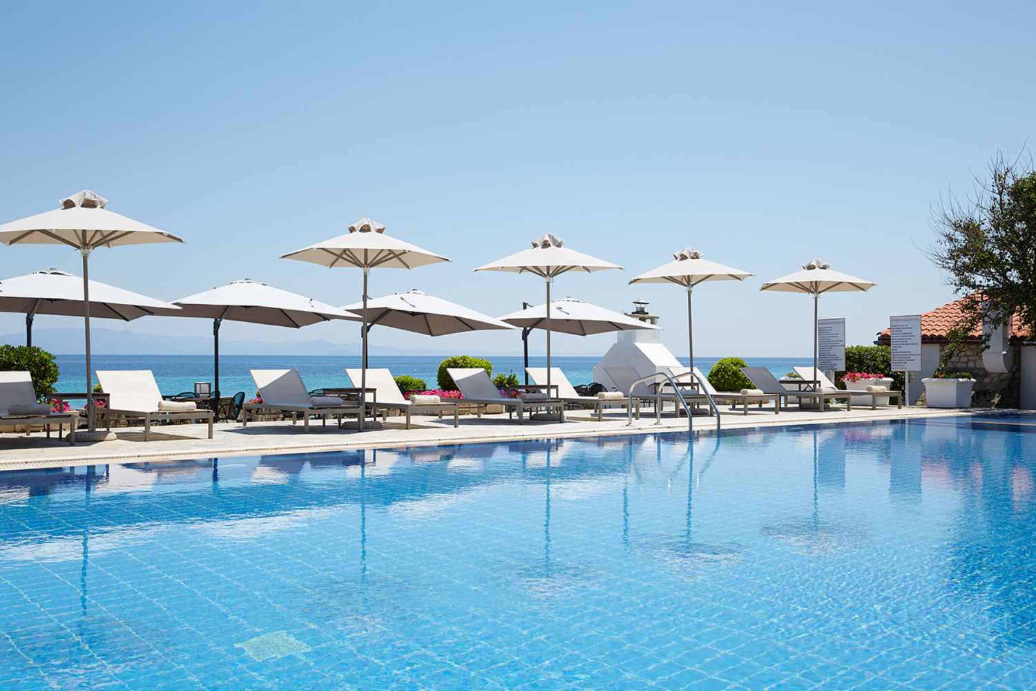 Ammon Zeus Luxury Beach Hotel – Zwembad met parasols, Kallithea
