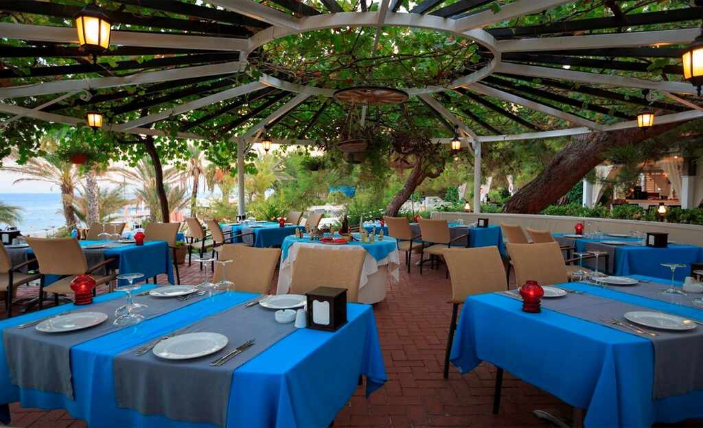 Pirate's Beach Club – Restaurant onder pergola, Tekirova