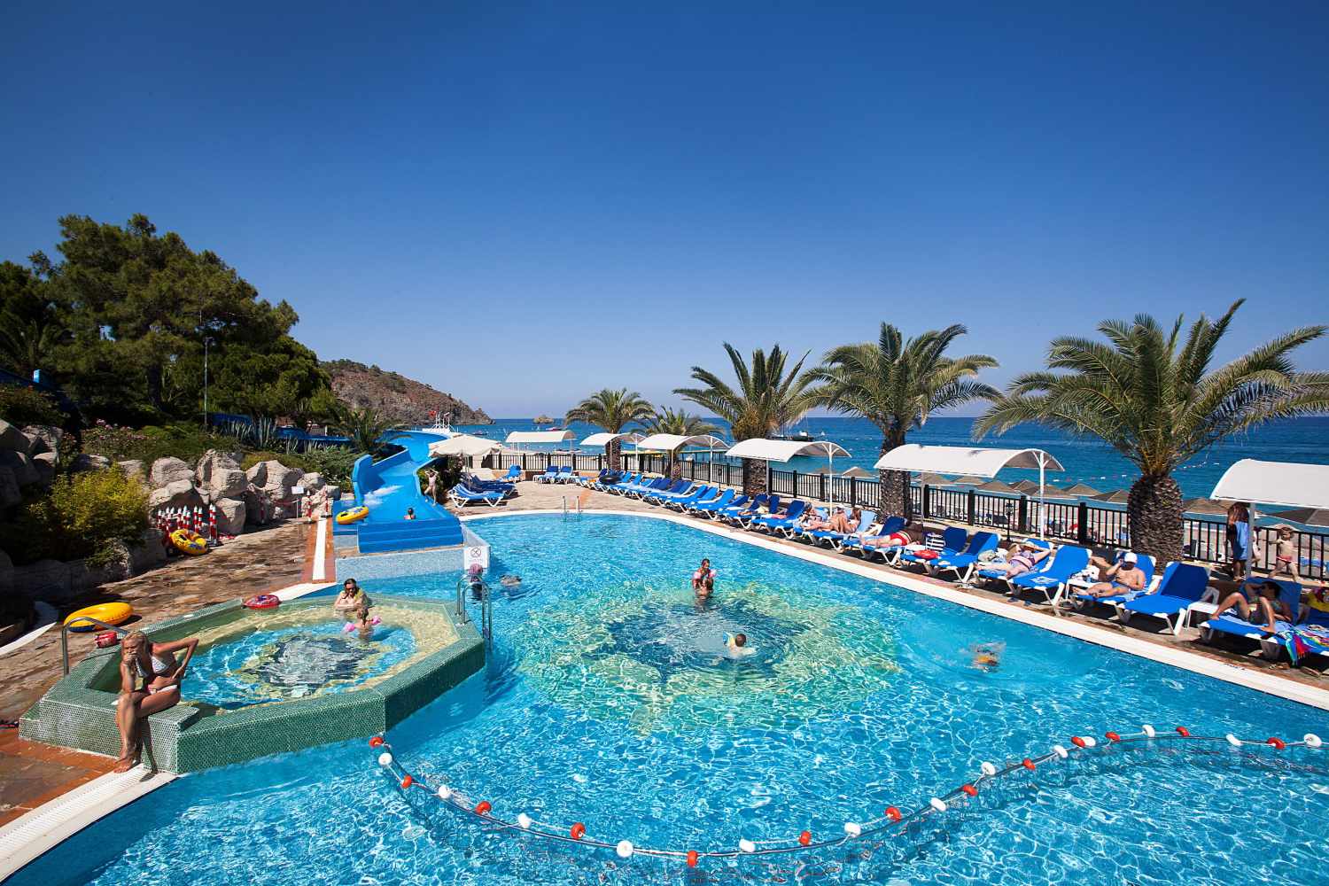 Pirate's Beach Club – Zwembad met fontein aan zee, Tekirova