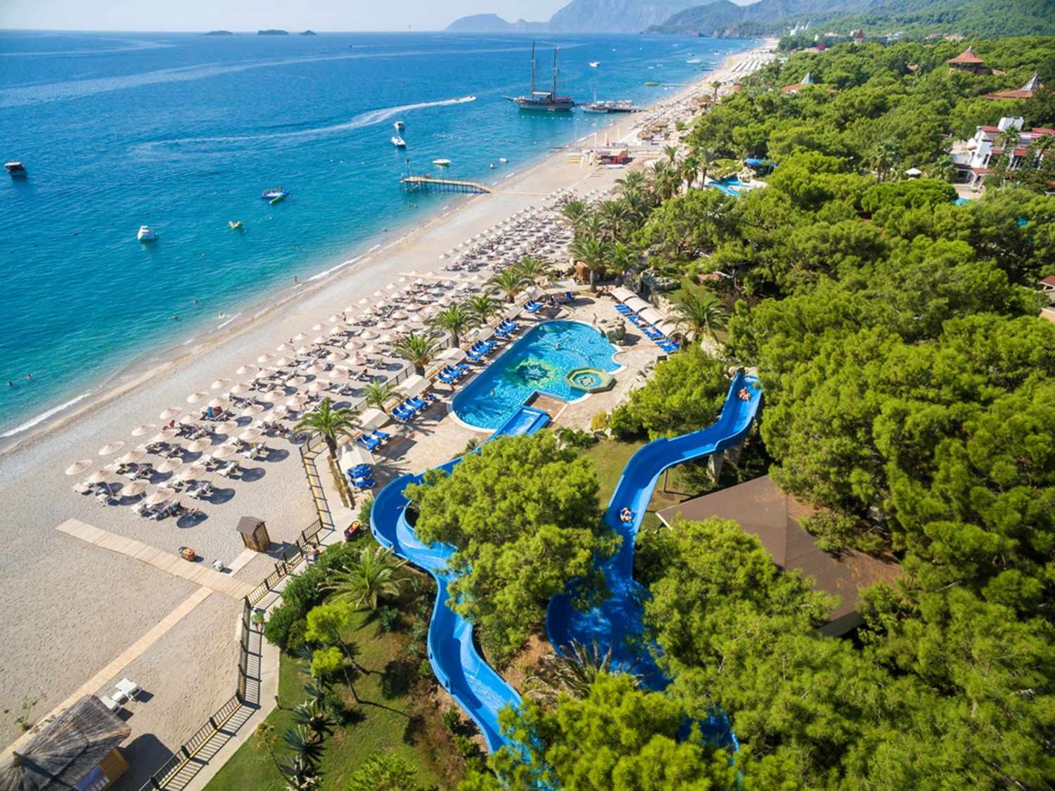 Pirate's Beach Club – Strand en zwembad met glijbaan van boven, Tekirova