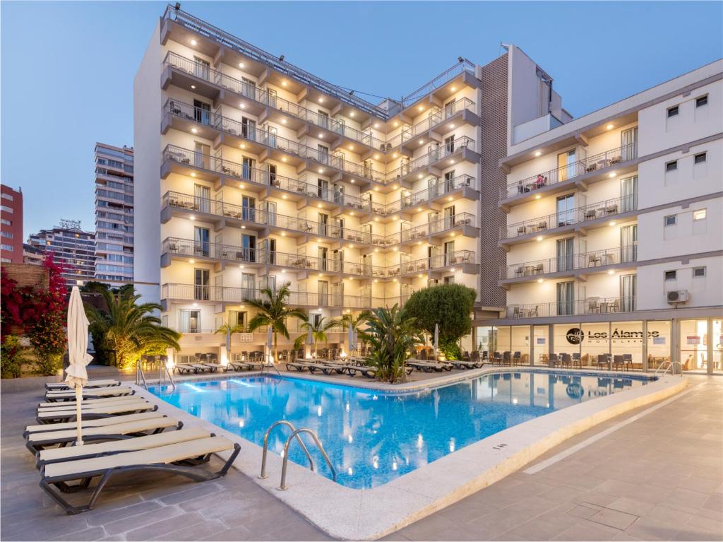 Hotel Los Álamos Beach & Art – Gevel met zwembad bij avond, Benidorm