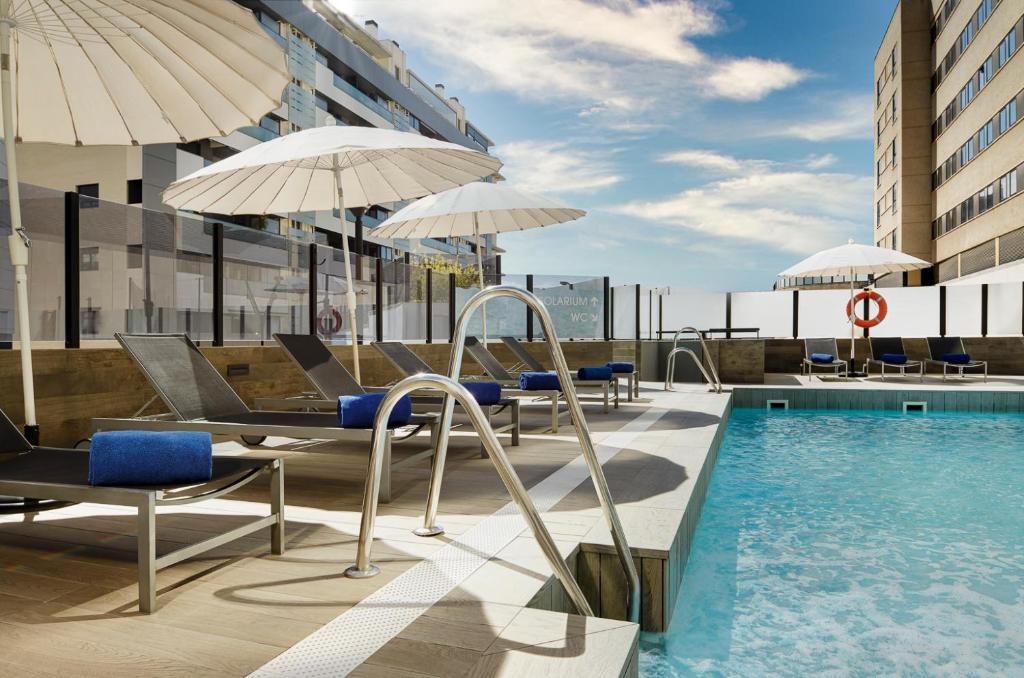 Gran Hotel Luna de Granada – Zwembad met parasols, Granada