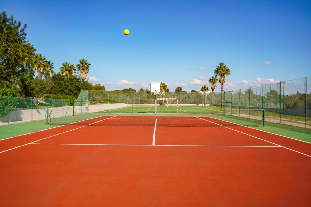 Vitor's Plaza – Tennisbaan, Portimao
