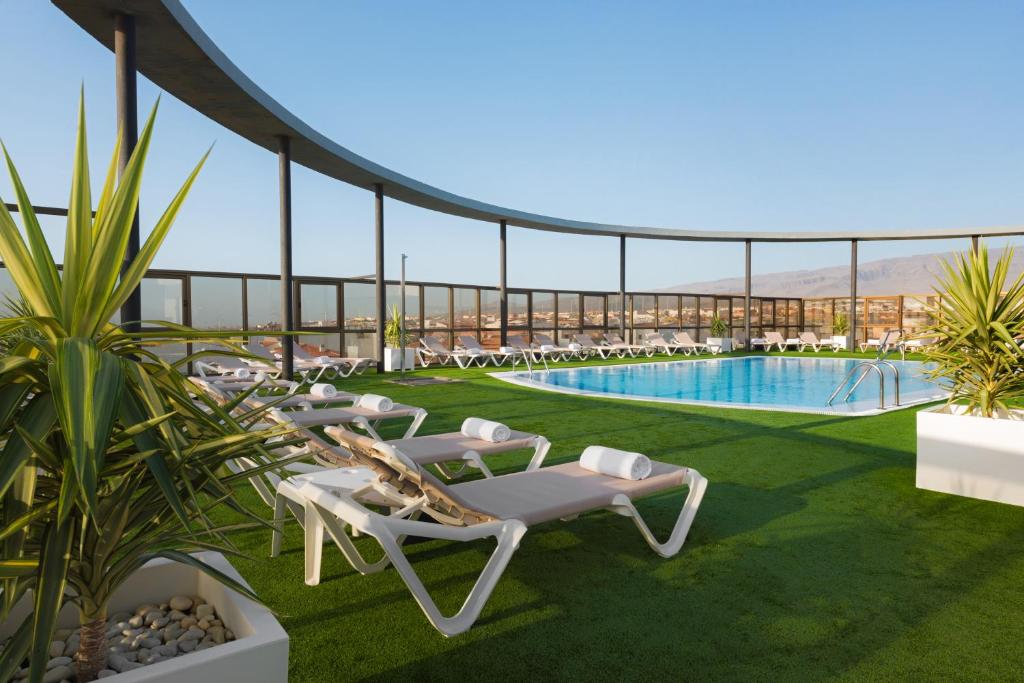 Elba Vecindario Aeropuerto Business & Convention Hotel – Dakterras met zwembad, Vecindario
