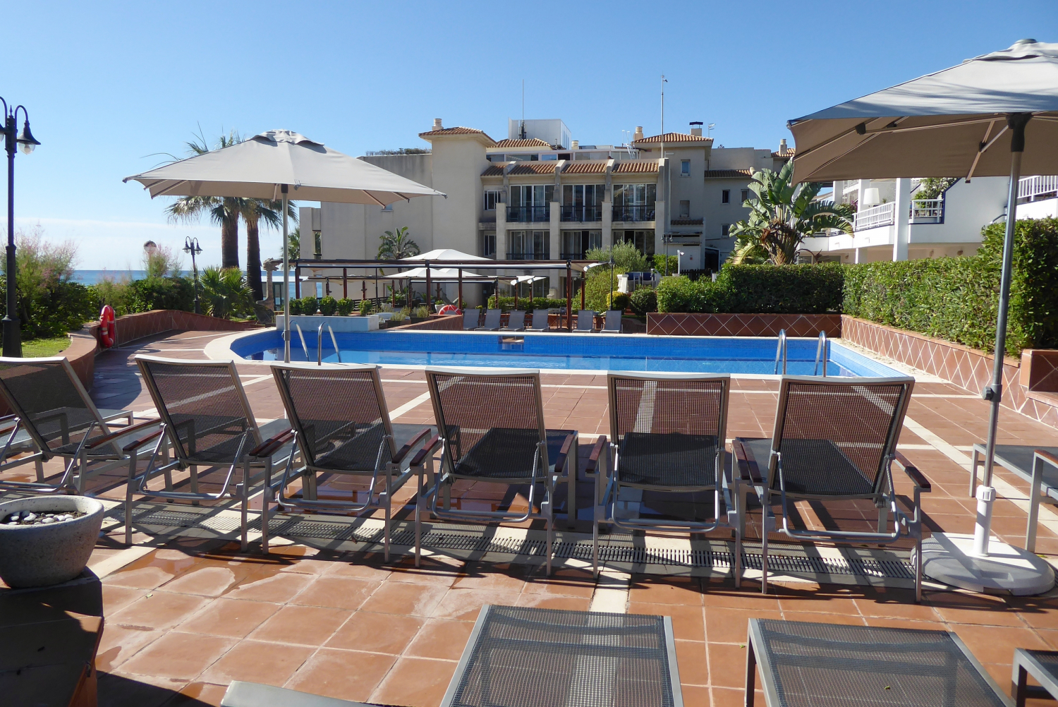 Hotel Estela Del Arte – Zwembad met ligbedden, Sitges