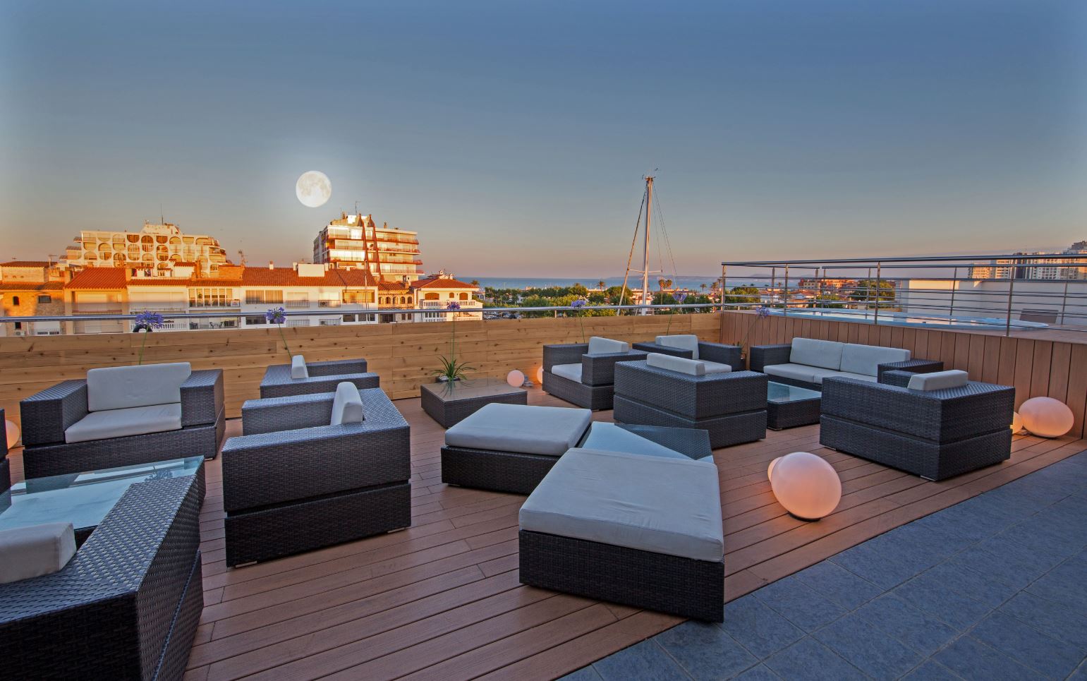 Hotel Port Salins by Pierre & Vacances – Dakterras met loungeset, Empuriabrava