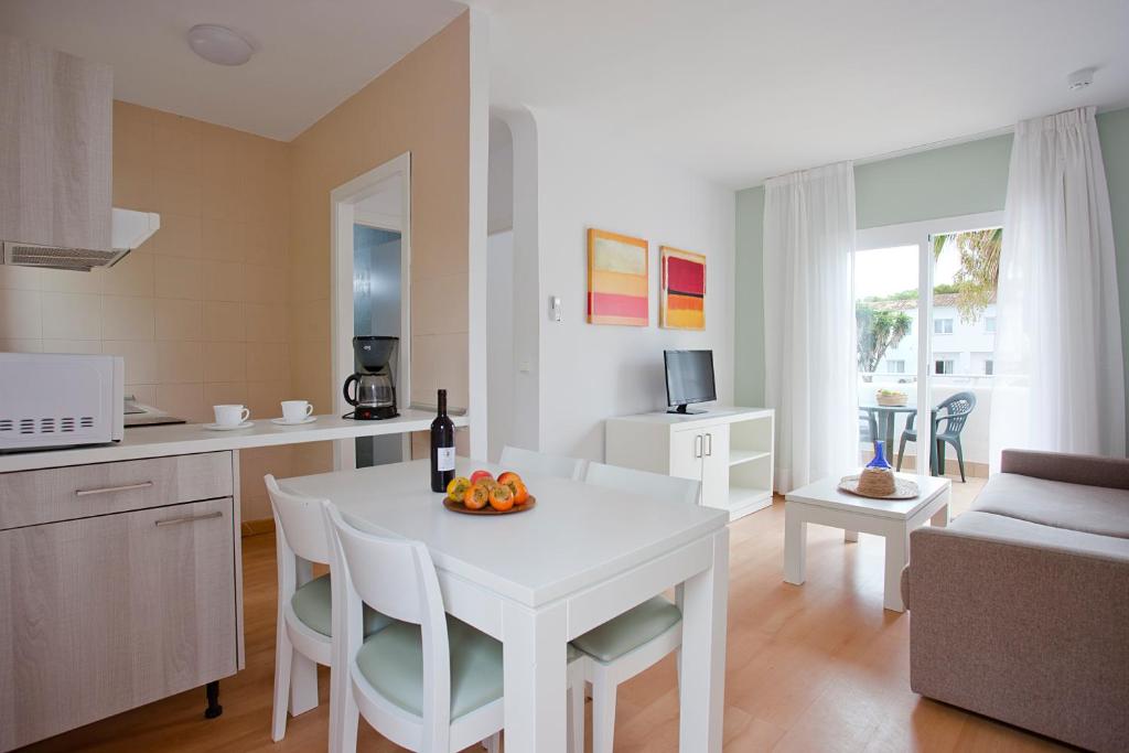 Apartamentos Vista Alegre – Keuken met eettafel, Manacor