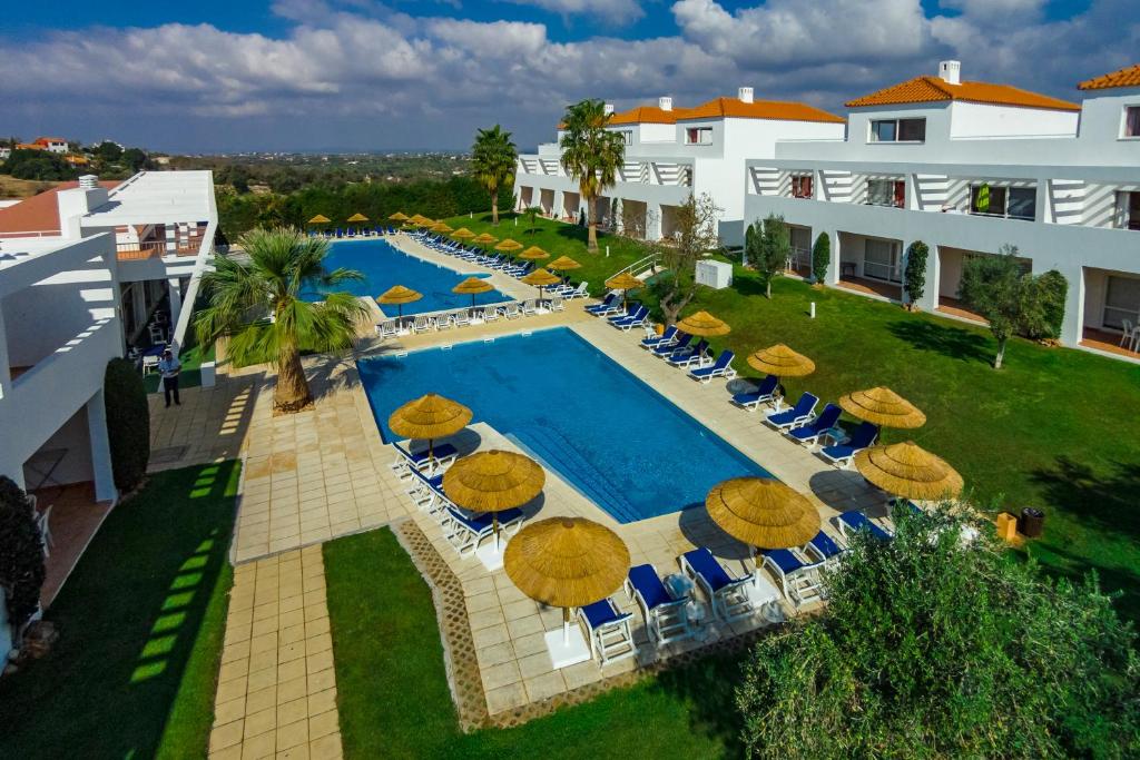 Pateo Village – Zwembad met parasols, Albufeira