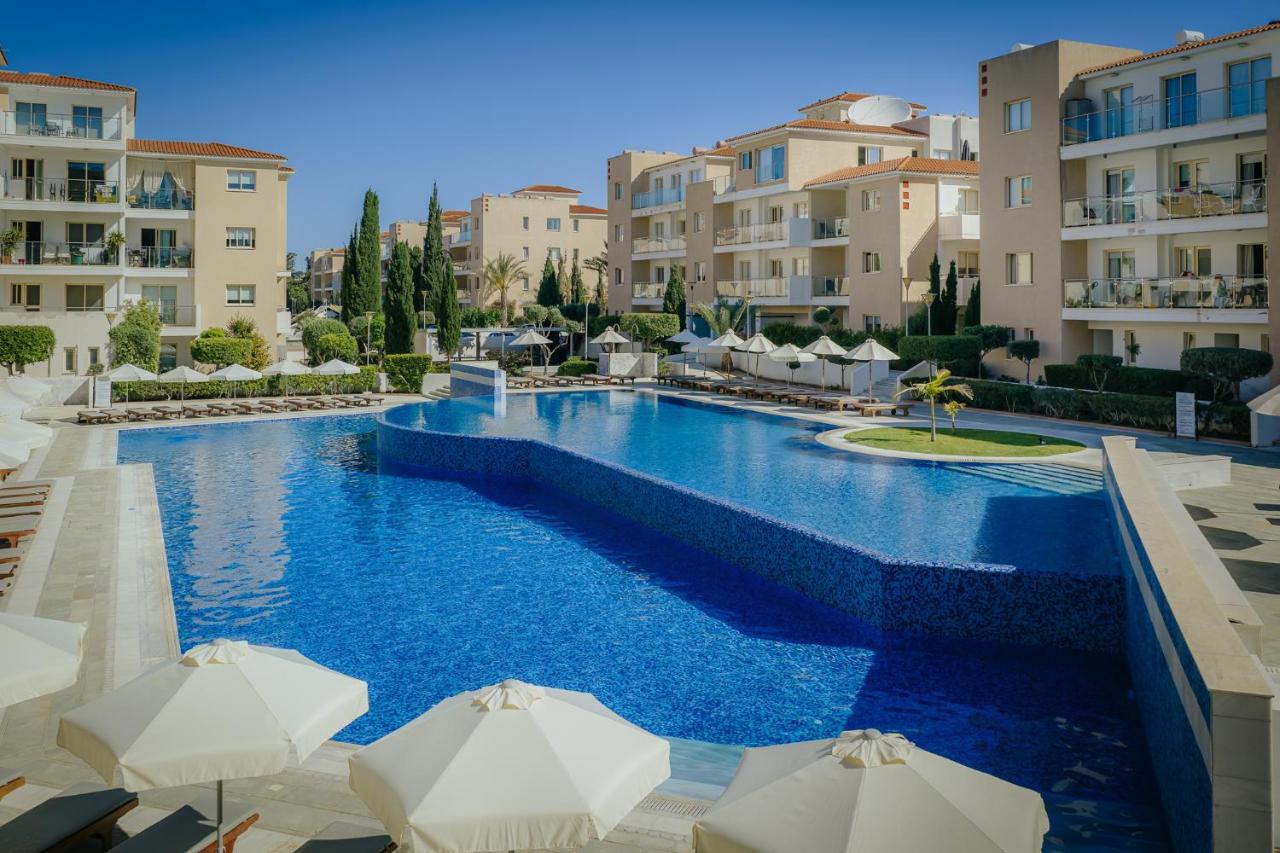 Elysia Park – Zwembad met parasols, Paphos