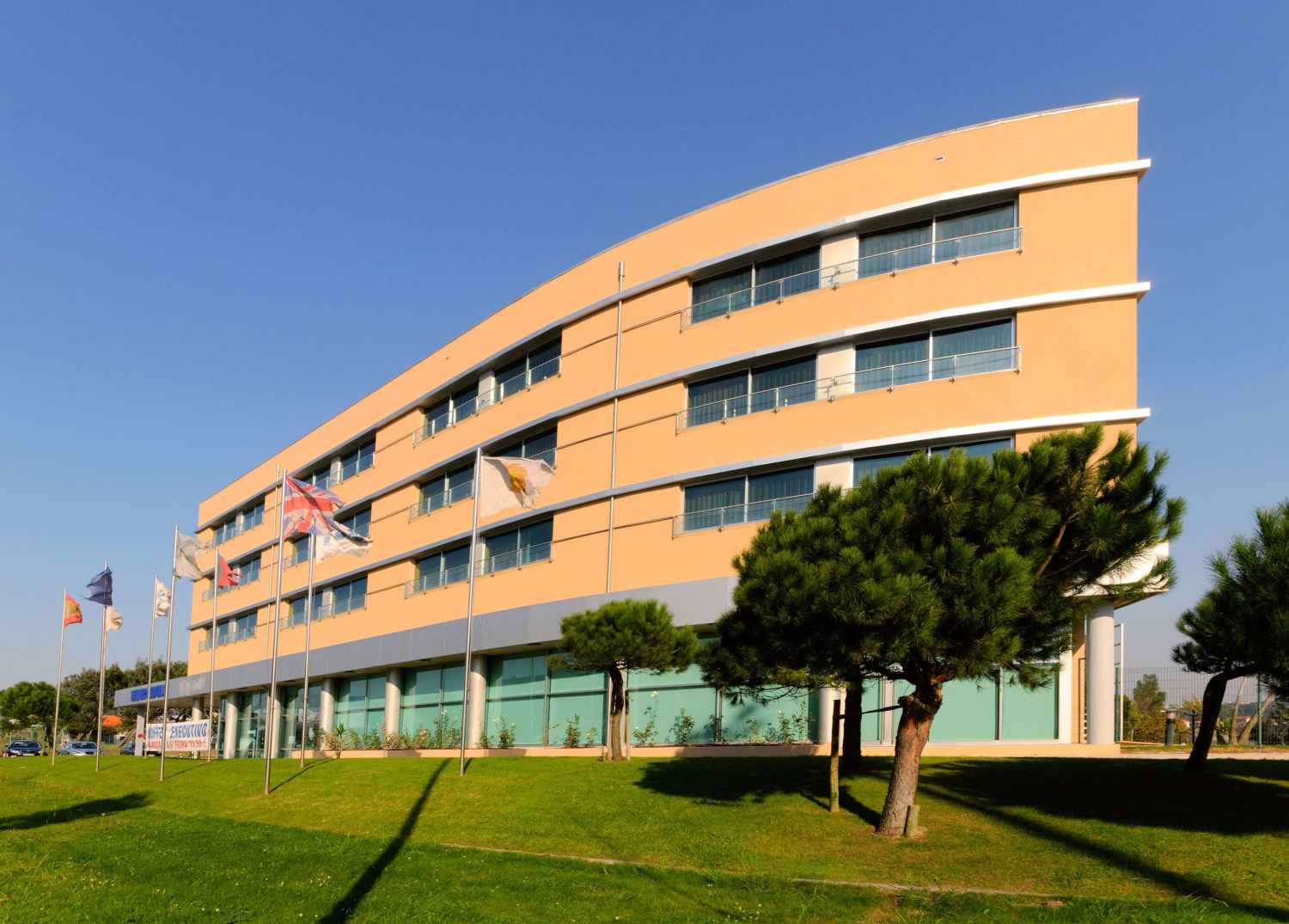 TRYP by Wyndham Porto Expo Hotel – Hotel met vlaggen en gazon, Porto