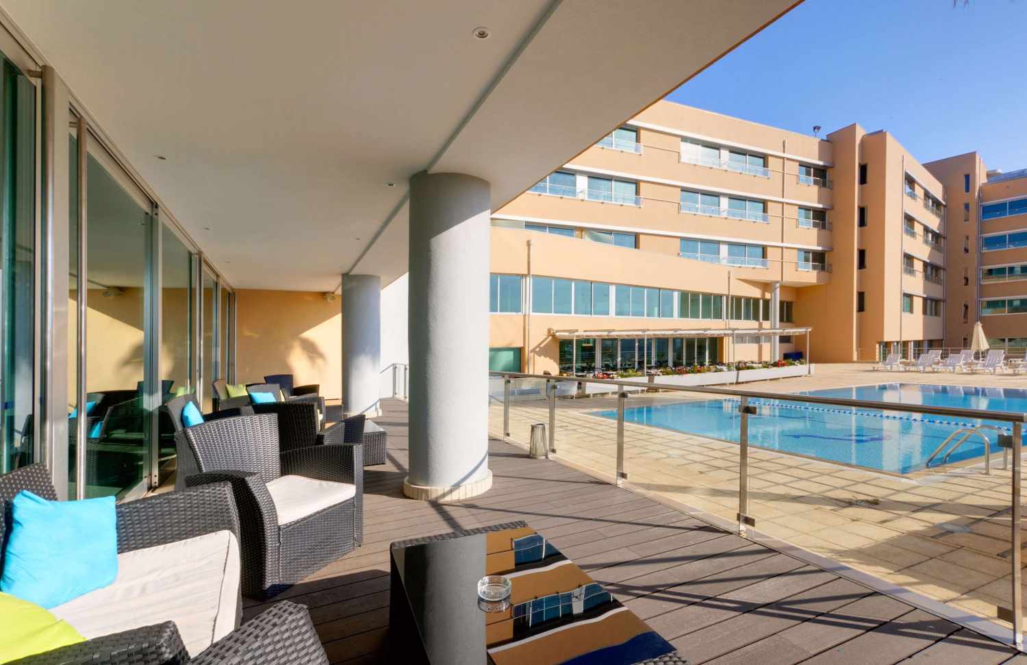 TRYP by Wyndham Porto Expo Hotel – Terras met zitjes aan het zwembad, Porto