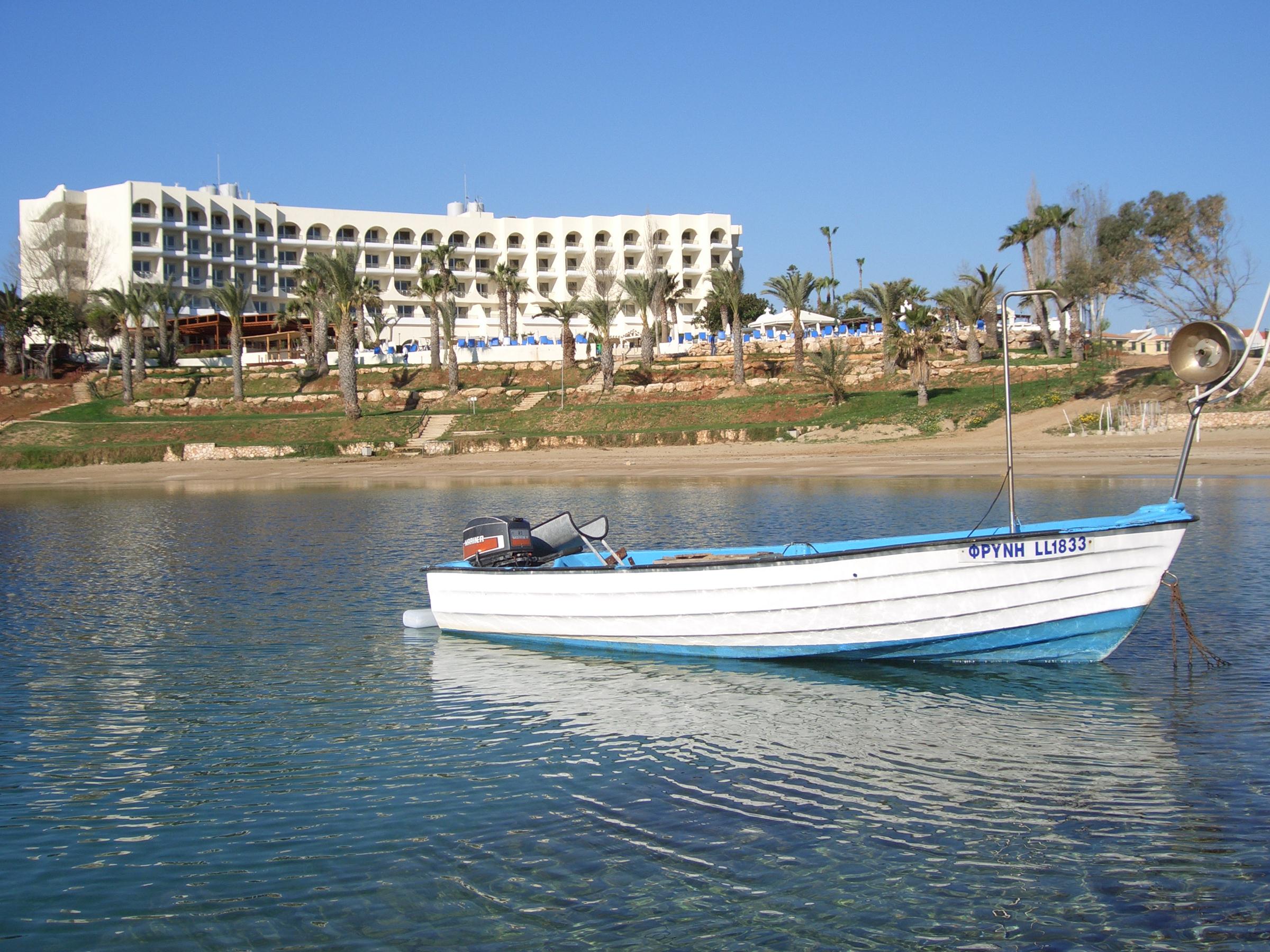 The Golden Coast Beach Hotel – Baai met vissersboot, Protaras