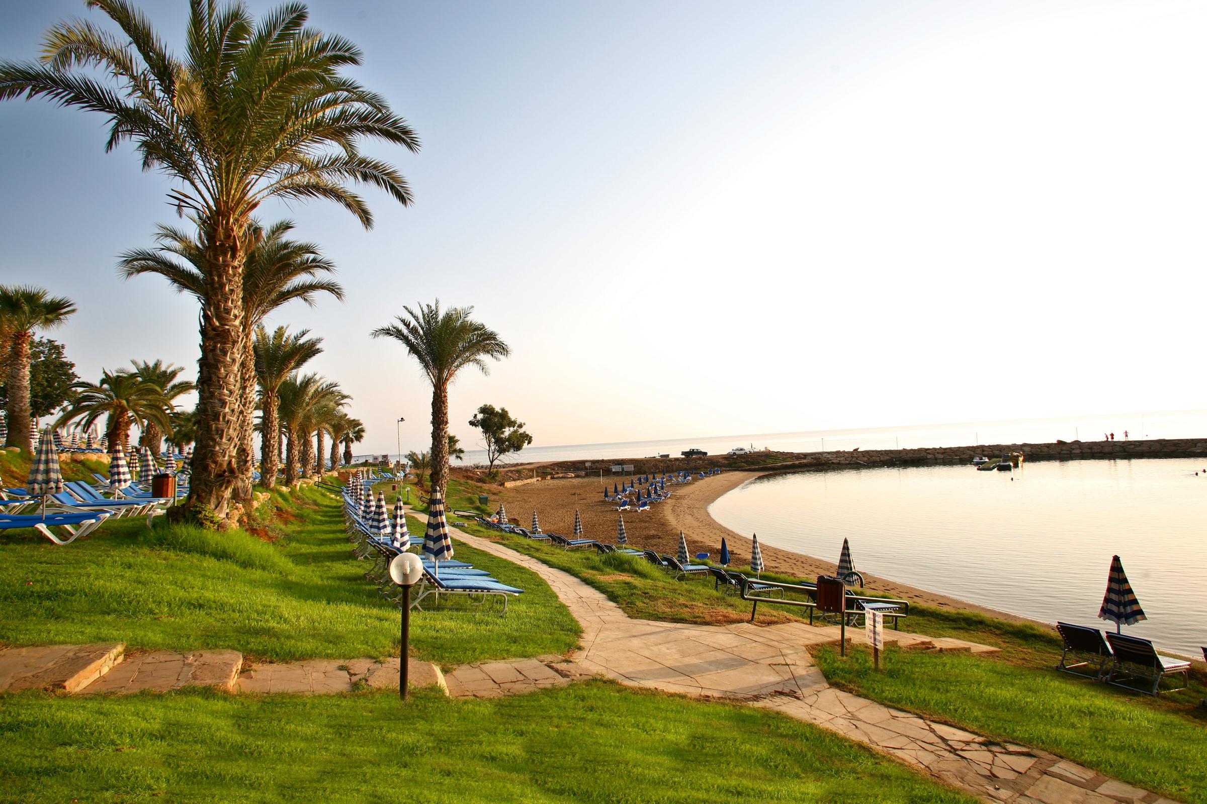 The Golden Coast Beach Hotel – Wandelpad langs de baai, Protaras