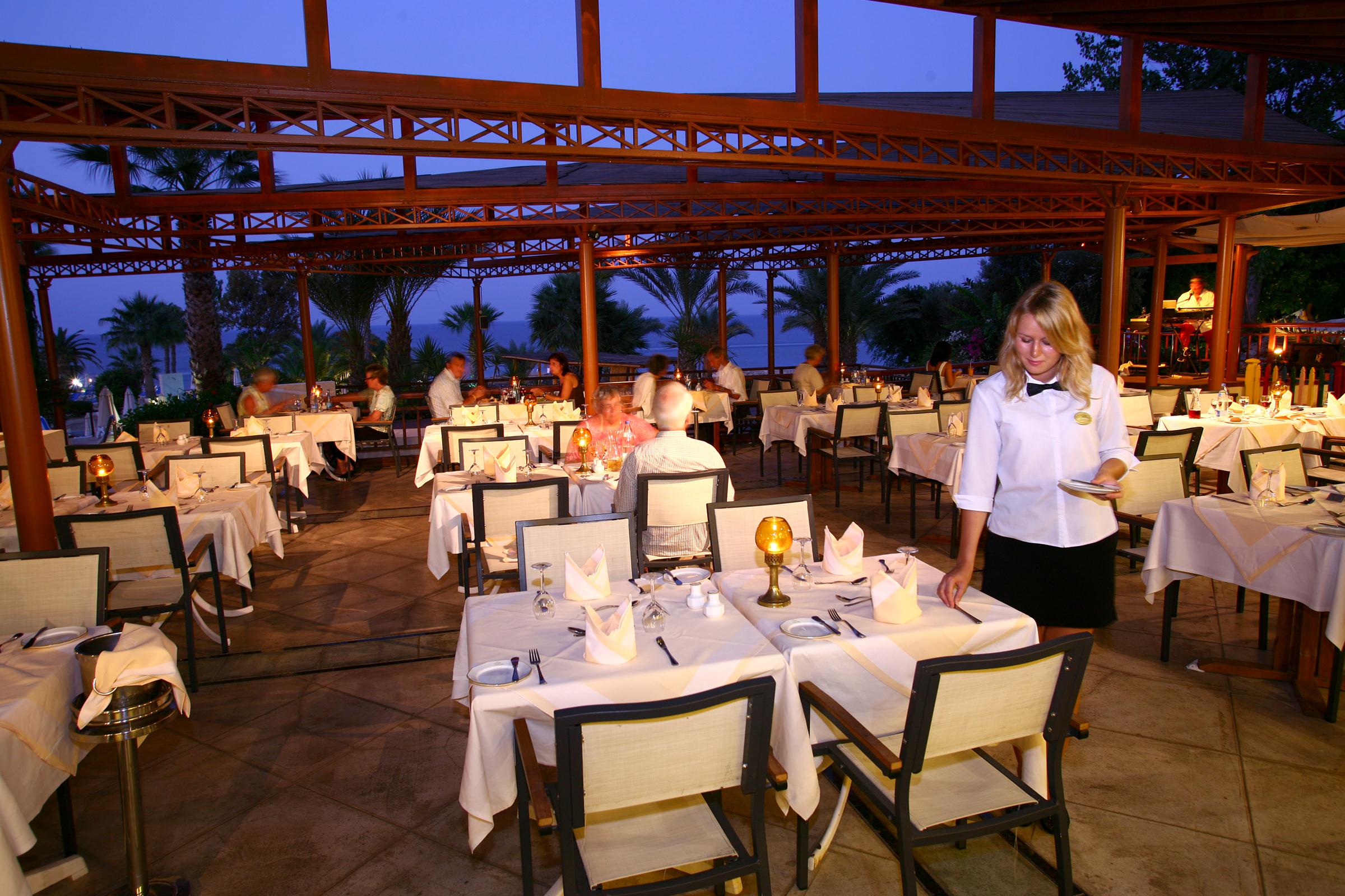 The Golden Coast Beach Hotel – Restaurant in de avond, Protaras